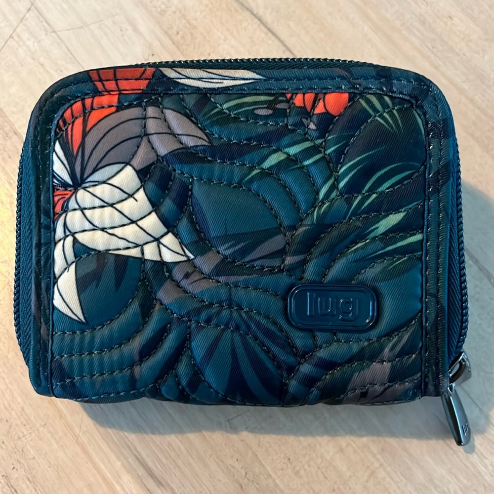 Lug splits compact RFID wallet